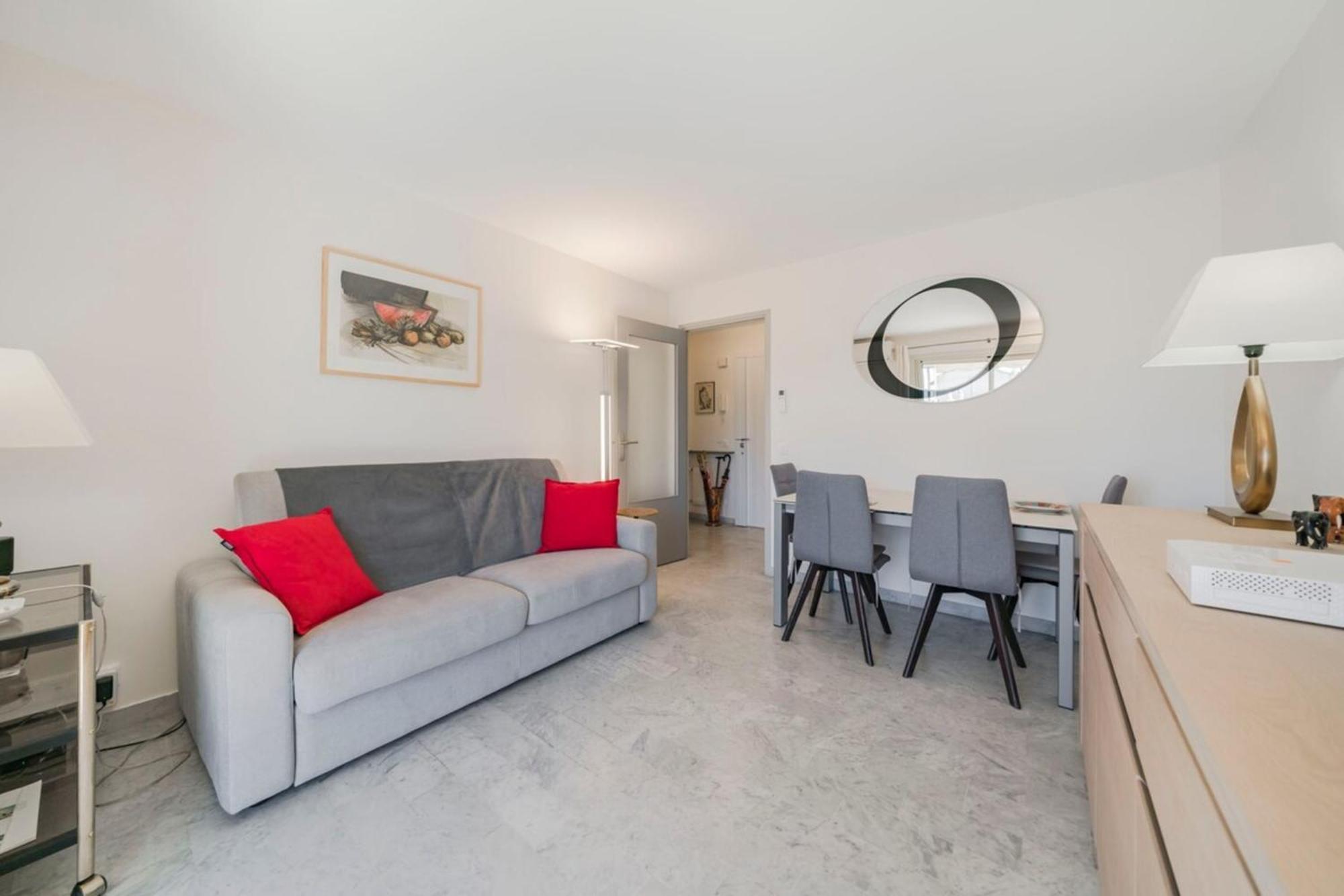 Very One Bedroom In The Heart Of Apartment *